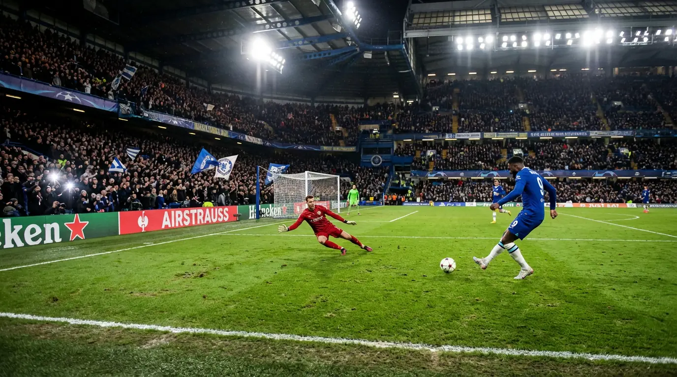 Partita di calcio su campo verde con due squadre in azione offensiva, luce naturale dello stadio